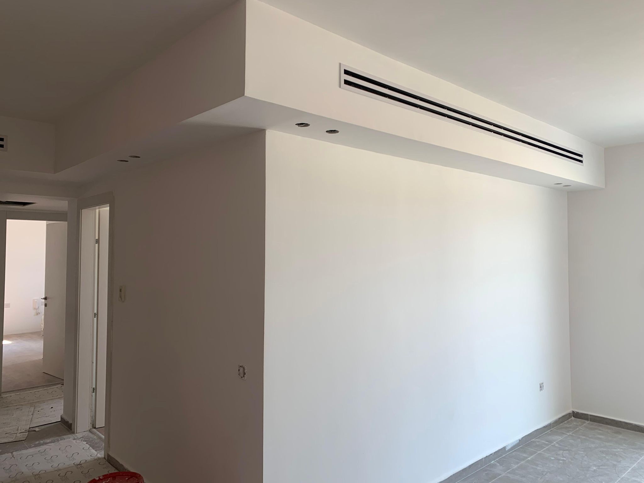 טכנאי מתקין מזגן עילי